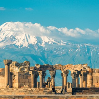 Echmiadzin e la vicina Zvarnots