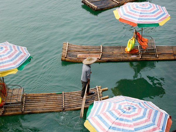 Vivere la "vita lenta" in zattera lungo il Fiume Li