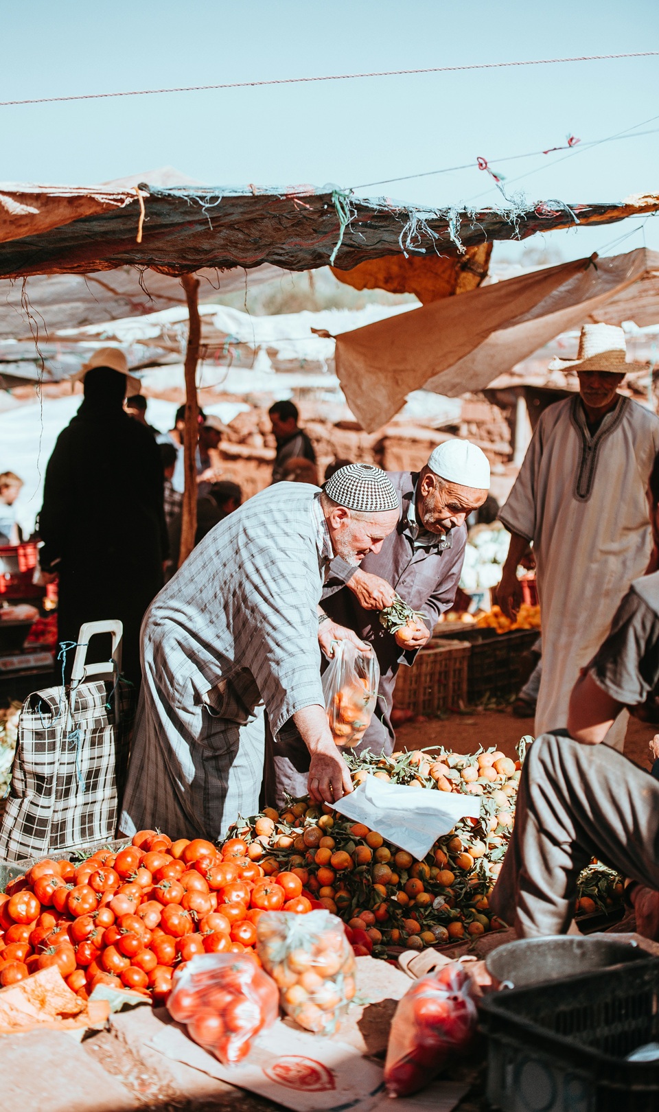 Persone al mercato, Marrakech | 10 modi per fare affari nella Medina di Marrakech