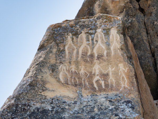 1. Ripercorrere migliaia di anni di storia tra i petroglifi del Parco Nazionale di Gobustan