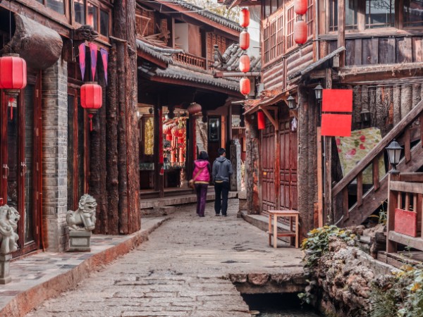 Camminare tra le case in legno di Lijiang