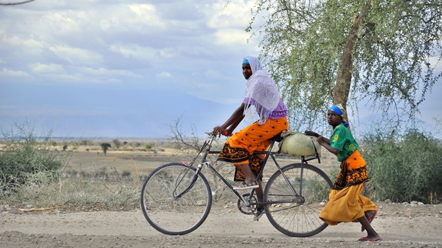 Donne masai lungo la strada