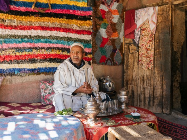 Sedersi a tavola con una famiglia berbera