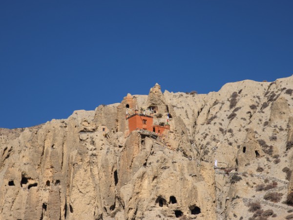 Scoprire monasteri rupestri e luoghi sacri tra le montagne